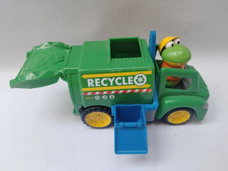 Gus Alligator Recycling truck/ Trash can truck 0