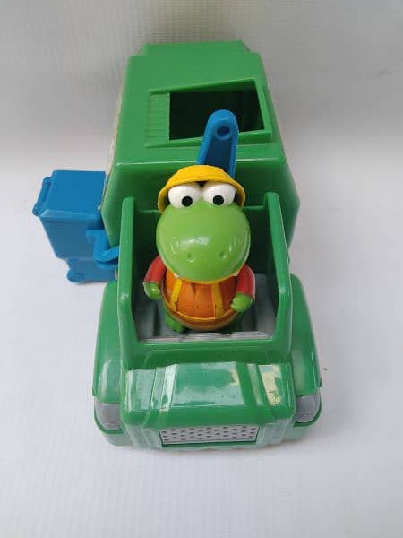 Gus Alligator Recycling truck/ Trash can truck 1
