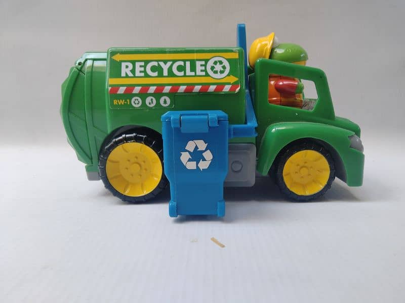 Gus Alligator Recycling truck/ Trash can truck 2