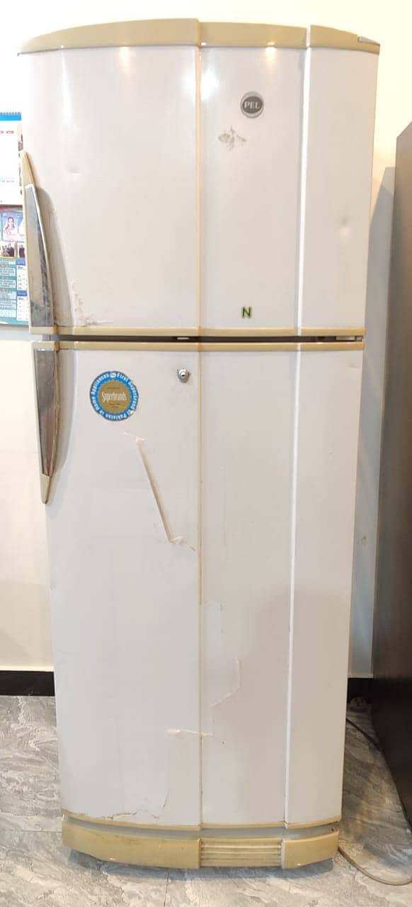 Full size Pel refrigerator. . . 0
