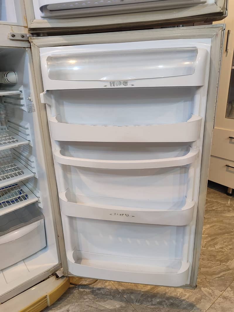 Full size Pel refrigerator. . . 4