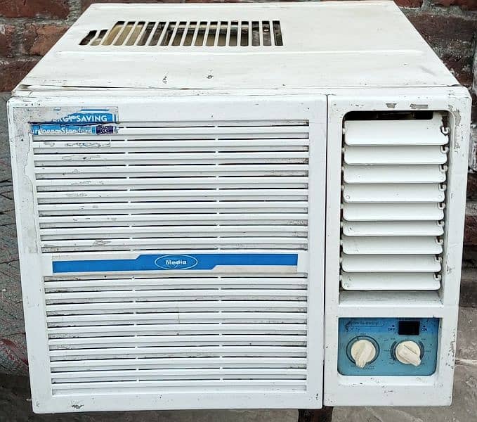 Window AC with Original Gas in Good Condition. 2