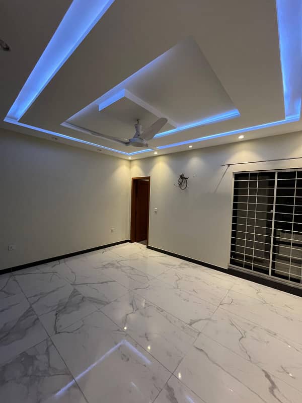 10 MARLA BEAUTIFUL HOUSE FOR RENT PRIME LOCATION JANIPAR BLOCK BAHRIA TOWN 1