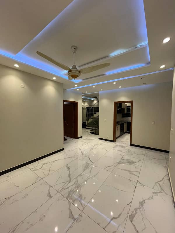 10 MARLA BEAUTIFUL HOUSE FOR RENT PRIME LOCATION JANIPAR BLOCK BAHRIA TOWN 3