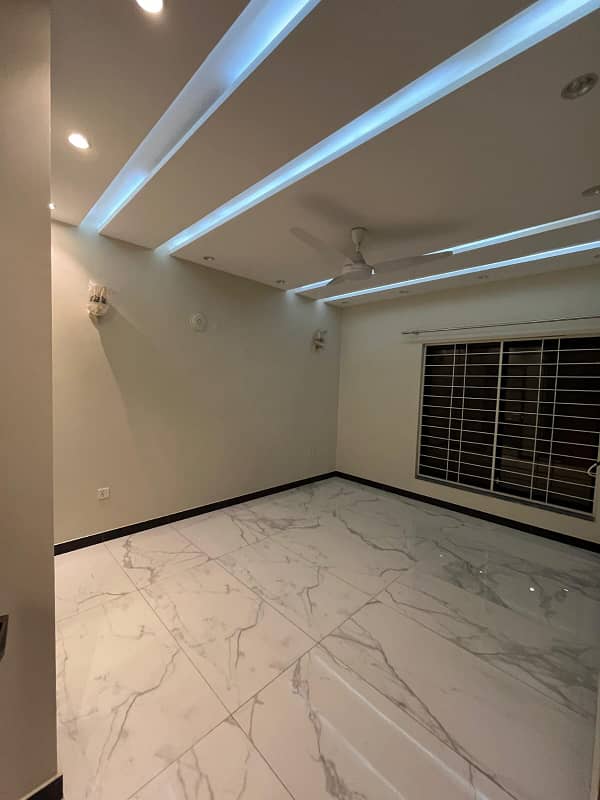 10 MARLA BEAUTIFUL HOUSE FOR RENT PRIME LOCATION JANIPAR BLOCK BAHRIA TOWN 11