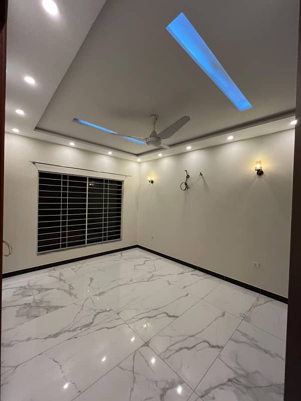 10 MARLA BEAUTIFUL HOUSE FOR RENT PRIME LOCATION JANIPAR BLOCK BAHRIA TOWN 27