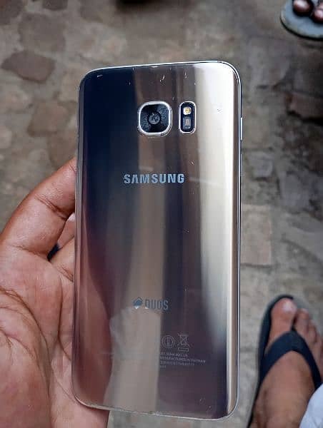 Samsung Galaxy S7 edge 1
