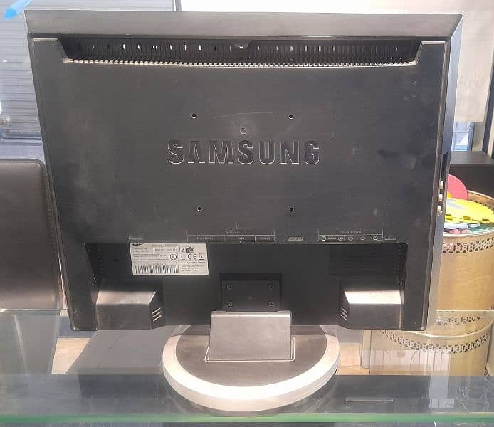 Samsung LCD 18 inch 3