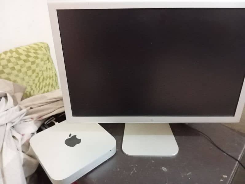 Apple Mac Mini 2014 & Apple Cinema Screen LCD 1