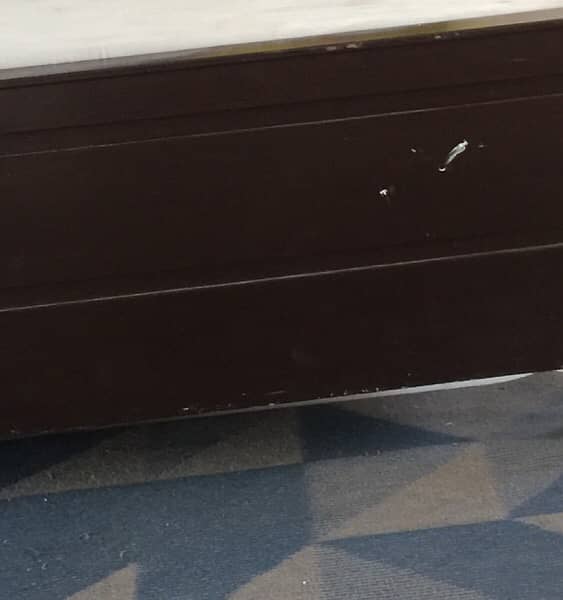 king bed without mattress and in very good condition but price is fix 1