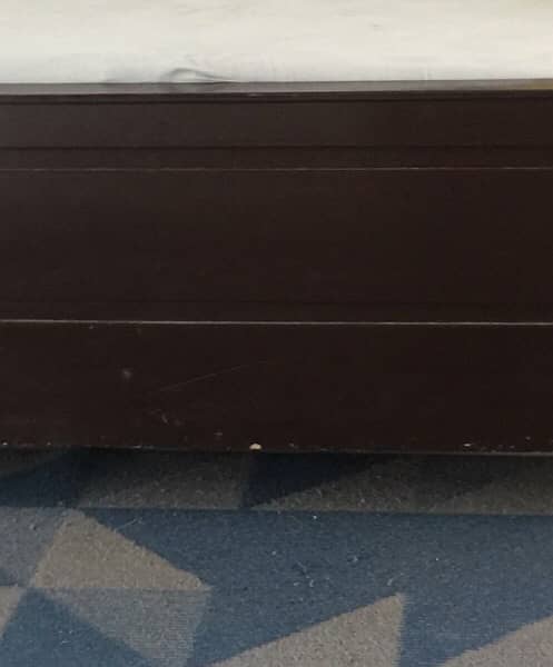 king bed without mattress and in very good condition but price is fix 3