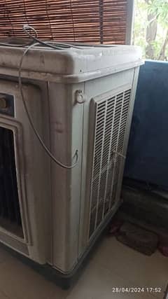 Air cooler plastic body with pads