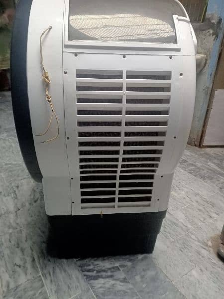 12 volt air cooler good condition plastic body non damage cooler 2