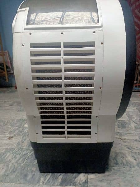 12 volt air cooler good condition plastic body non damage cooler 4
