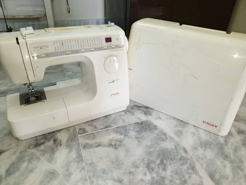 singer computer sewing machine, new condition 7900dx,89disin 2