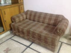 bht achy or purani wood k sofa set ha witj table . . contact 03357388490