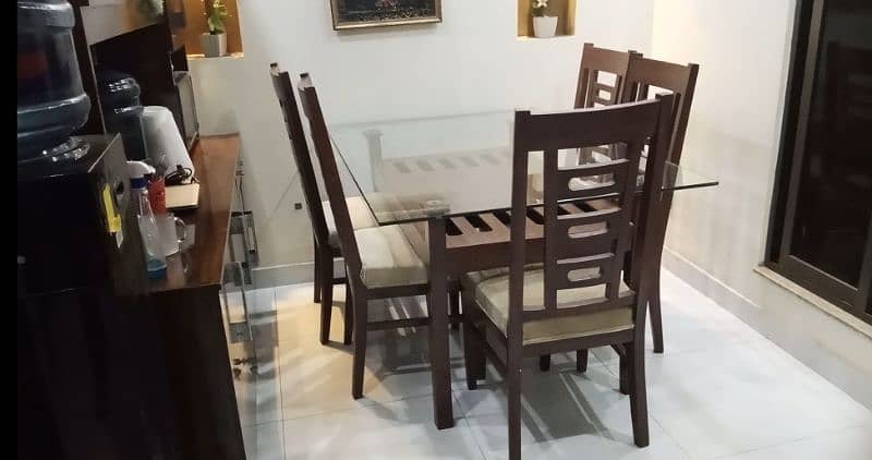 Dinnig table with 6 chairs 2