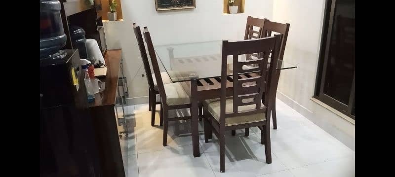 Dinnig table with 6 chairs 3