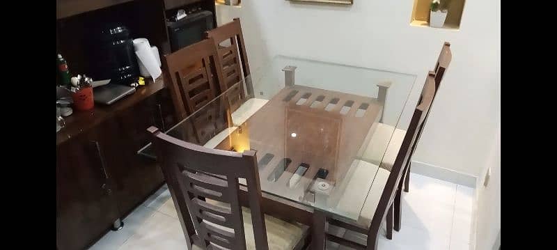 Dinnig table with 6 chairs 4