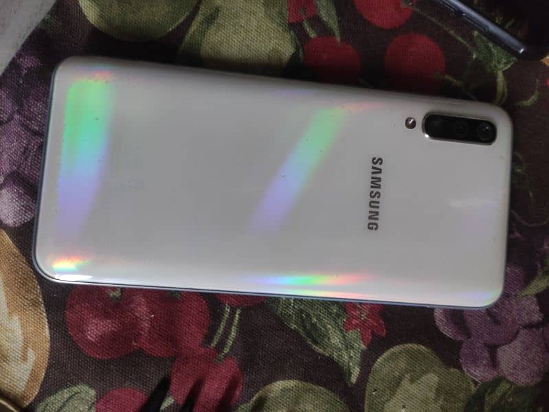 Samsung A50 available for sale scratch less 5