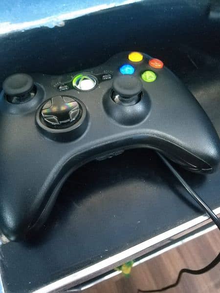 Xbox 360 with controller 2