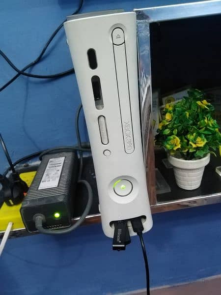 Xbox 360 with controller 3