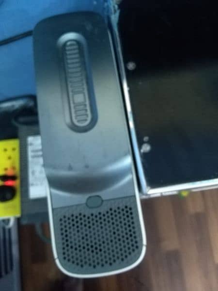 Xbox 360 with controller 7