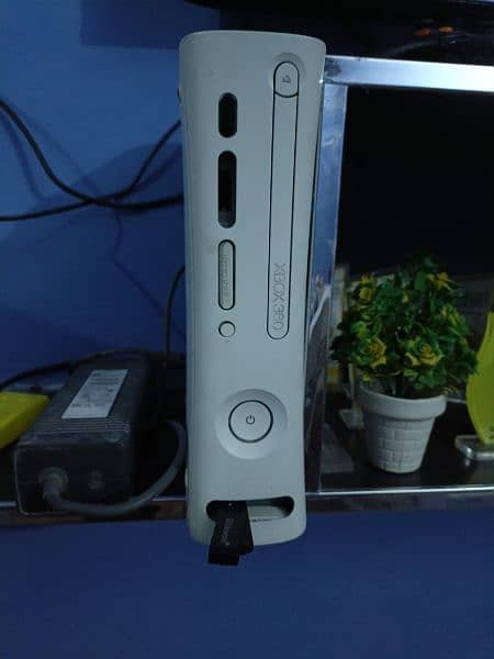 Xbox 360 with controller 11