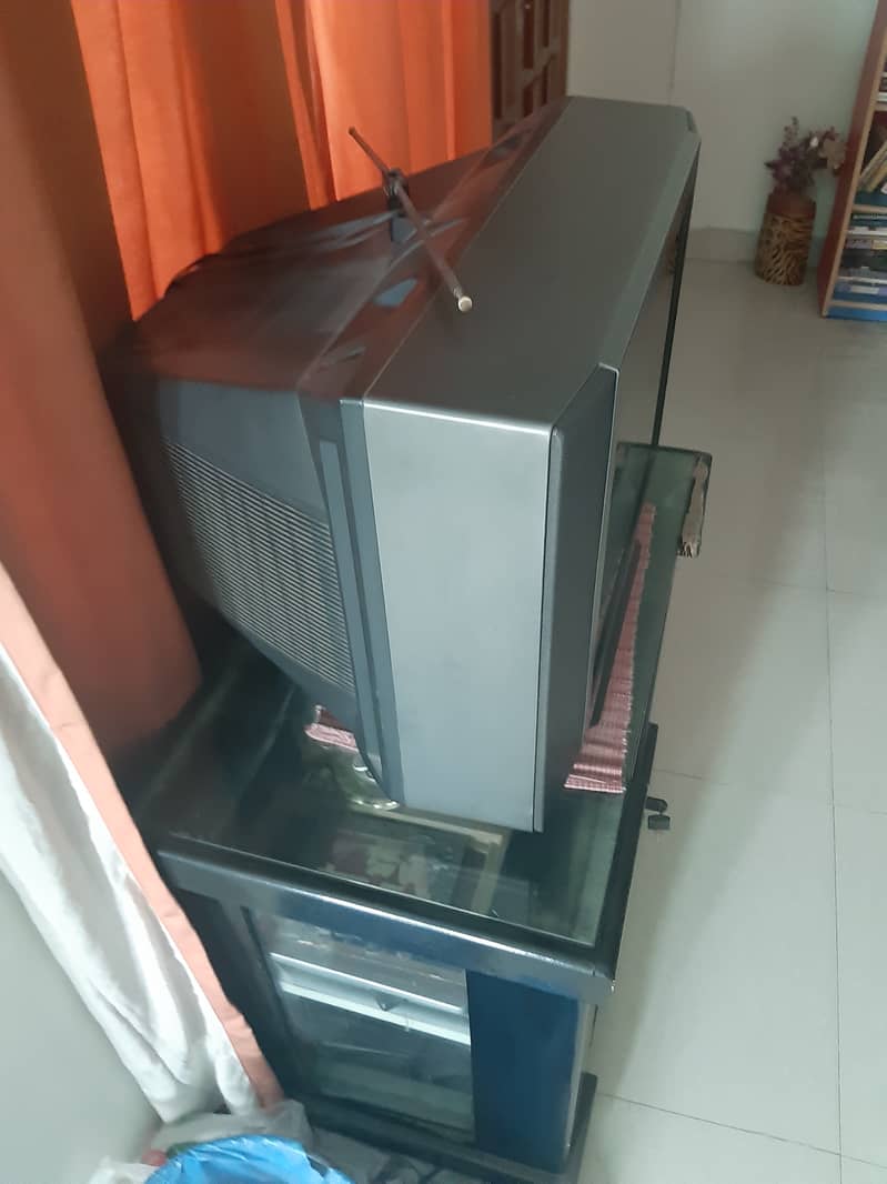 TV SONY 32 inch with Trolly in Good condition 2