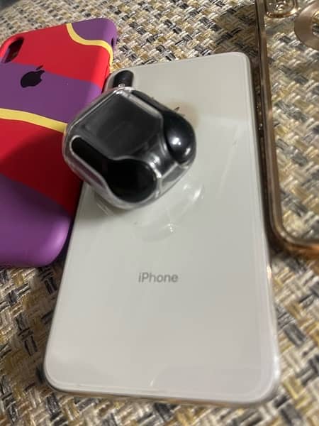 IPHONE XS MAX (with a bundle deal) 5