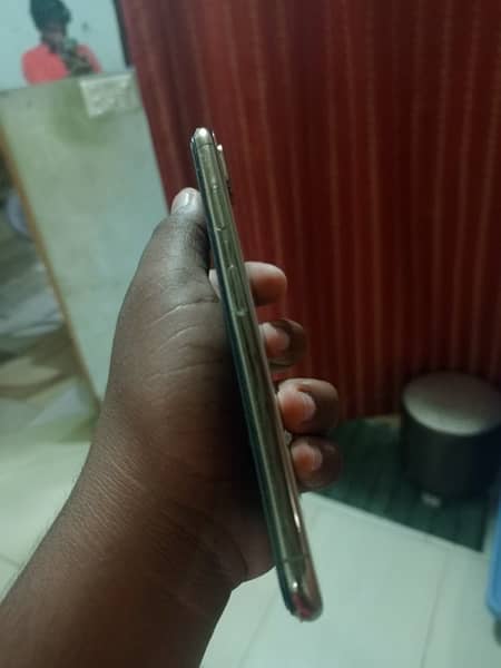 iphone xs max urgent sale back crack or pannel minnor dot 1