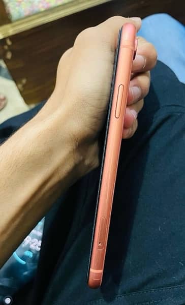 iphone xr 64 gb jv 10/10 condition  2 month sim working 1