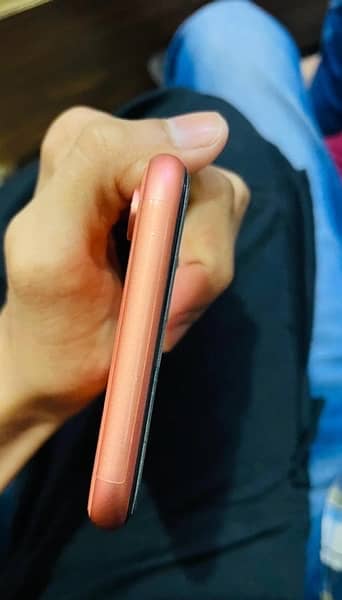 iphone xr 64 gb jv 10/10 condition  2 month sim working 4