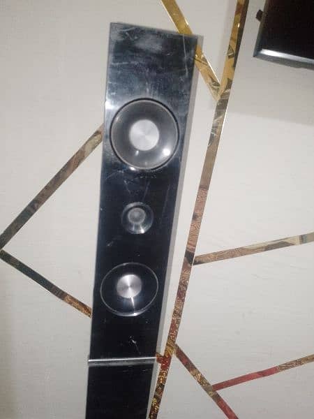 Samsung Woofer 3 Tower speakers without base and 1 center speaker 1