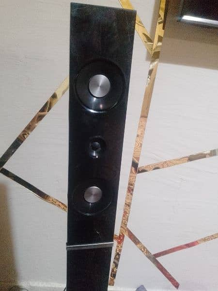 Samsung Woofer 3 Tower speakers without base and 1 center speaker 5