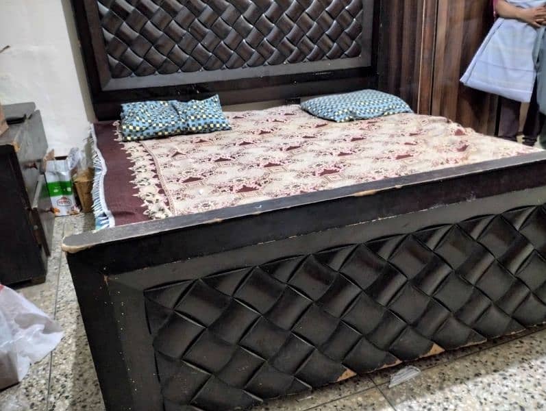 selling bed in very reasonable price 1