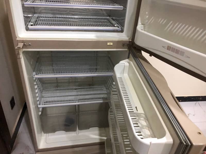 Dawalance fridge and refrigerator 0