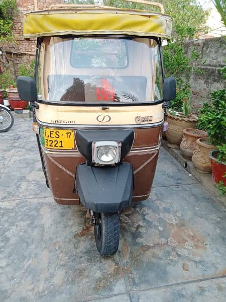 I'm selling loader Rickshaw in good condition 3