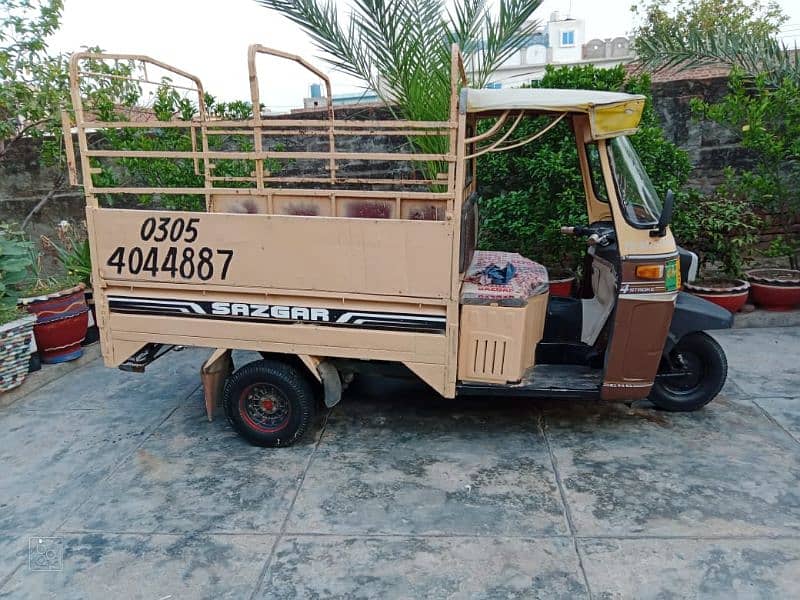 I'm selling loader Rickshaw in good condition 4