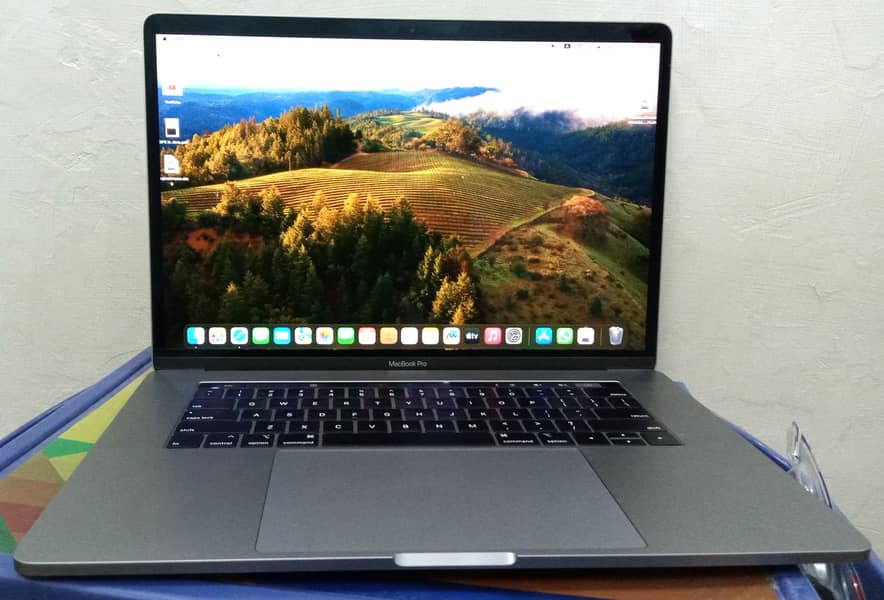 Macbook Pro 2018,15 Inch(Intel Core i7 16GB RAM,512 SSD,Touch Bar) 0