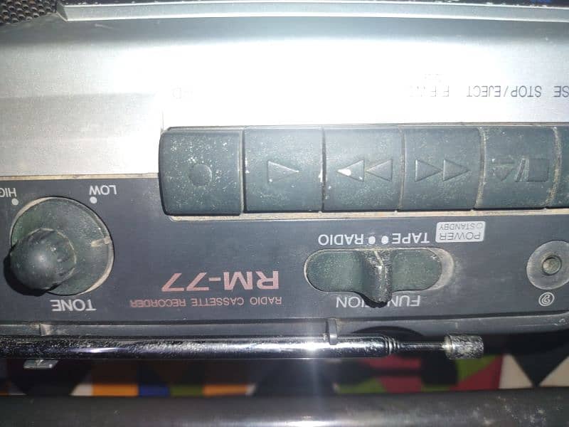 aiwa tap recorder with 4band radio. 4