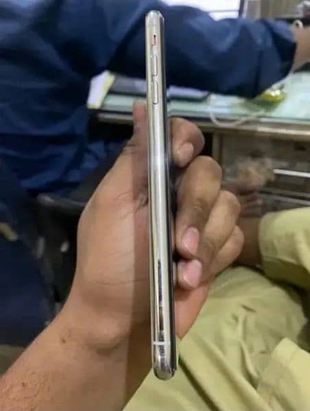 iPhone Xs new condition 10/10 bettery health 80 Hai 2