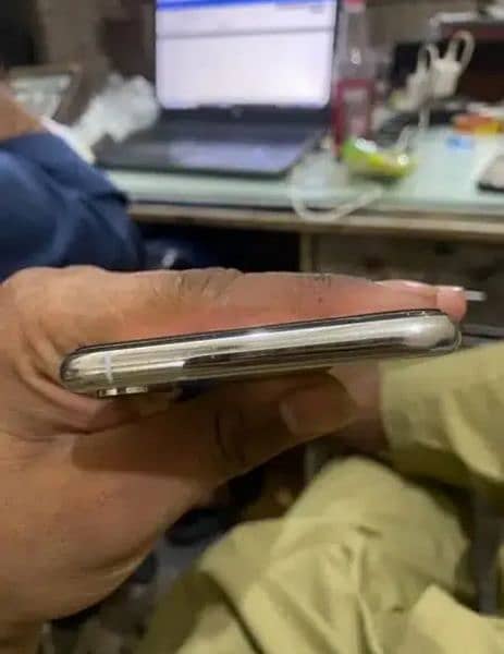 iPhone Xs new condition 10/10 bettery health 80 Hai 3