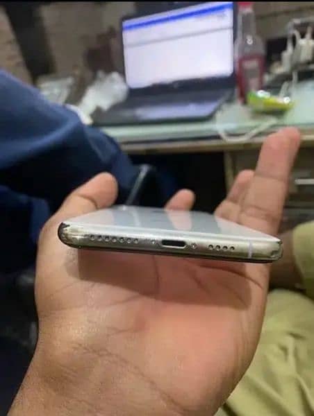 iPhone Xs new condition 10/10 bettery health 80 Hai 4