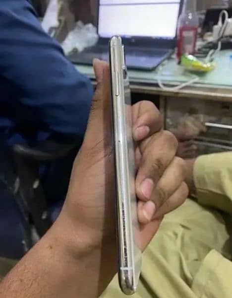 iPhone Xs new condition 10/10 bettery health 80 Hai 5