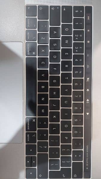 MacBook pro 2018 i7 with touch bar touch id 10