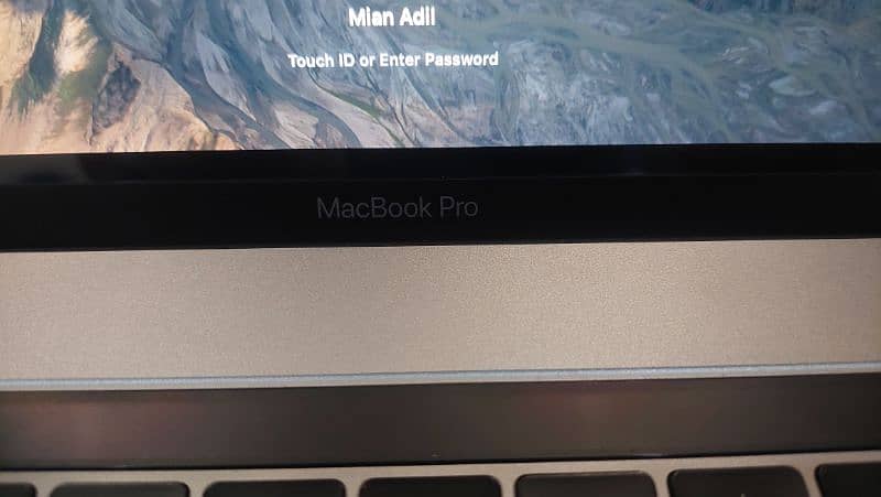 MacBook pro 2018 i7 with touch bar touch id 14