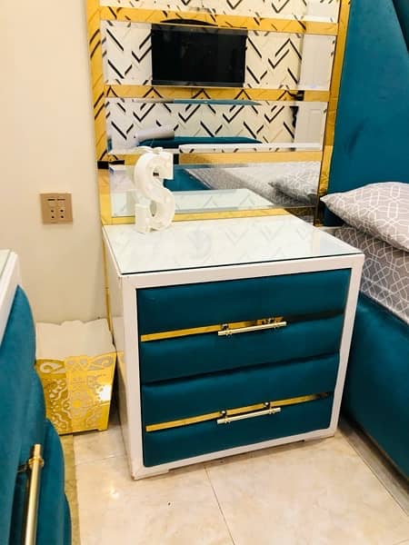 full bedroom set with bed waredrobe and dressing table 3