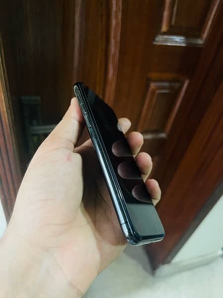 Iphone xs black color 4