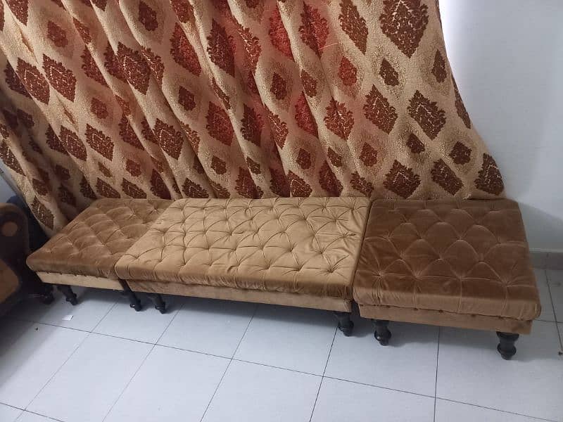 4 Seater Sofa Puffy Set in Excellent Condition 0